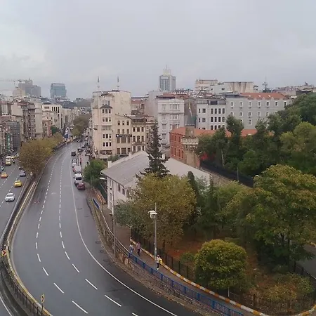 Istiklal Caddesi Ve Taksim Yuerueyerek 1 Dakika. 公寓